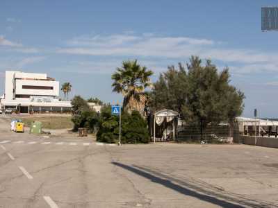 ...accanto al tratto di litorale conosciuto come "bunker" e all�area archeologica di Punta della Penna